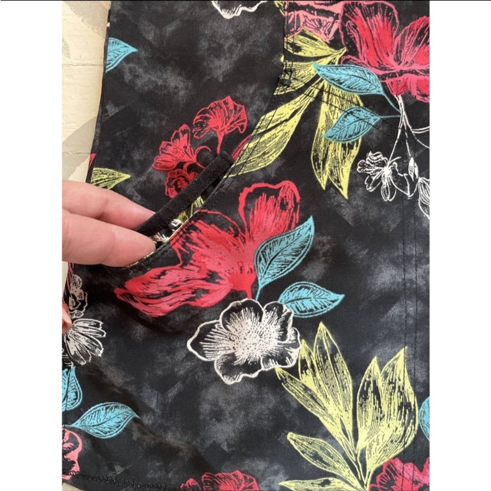 Cherokee Infinity scrub top - Picture 2 of 3